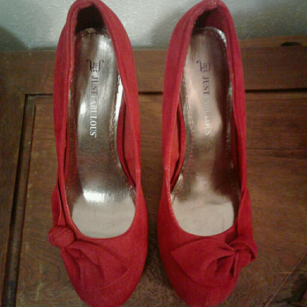 Red suede leather pumps with bow